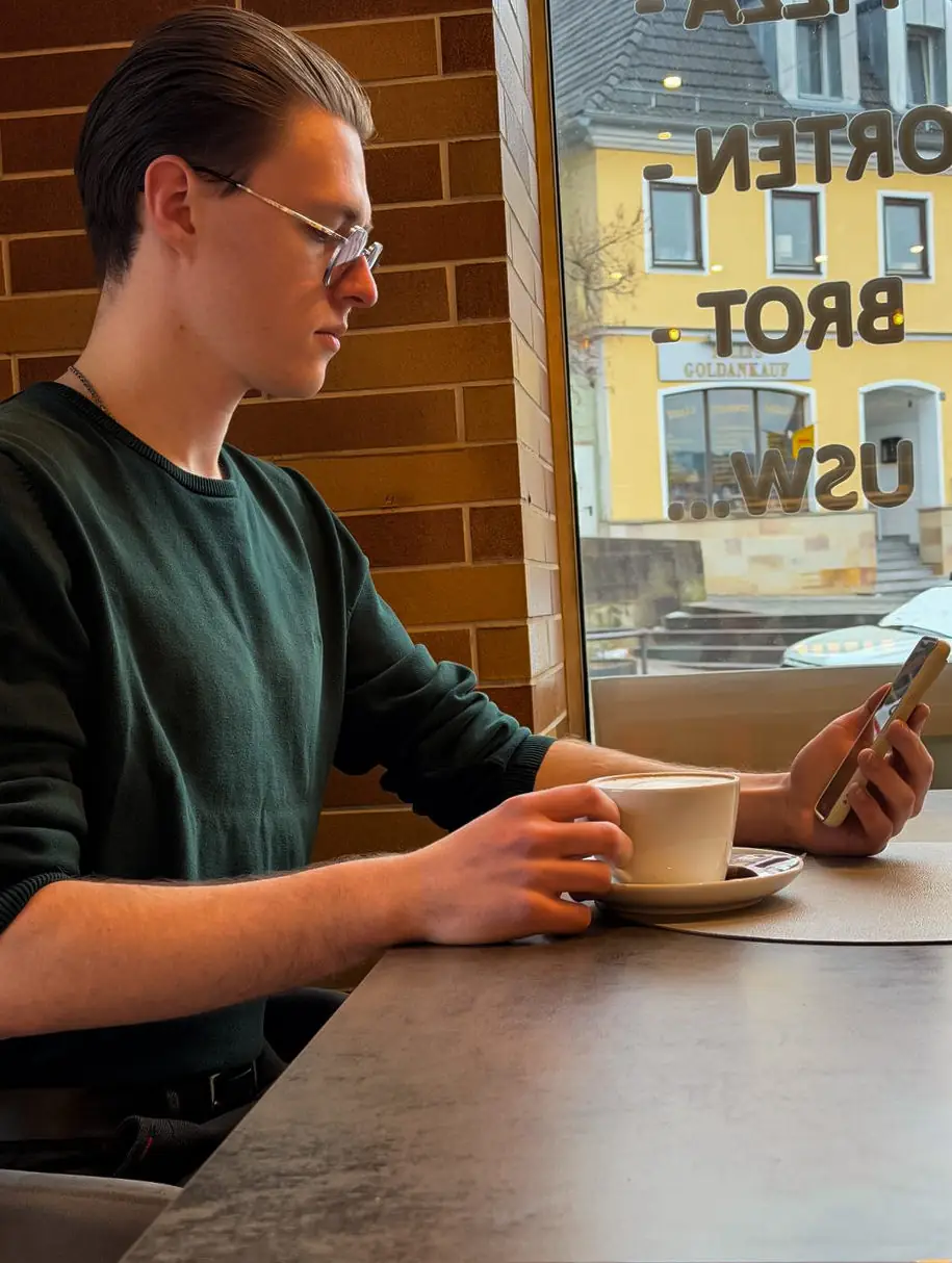 Svyato beantwortet Nachrichten im Café